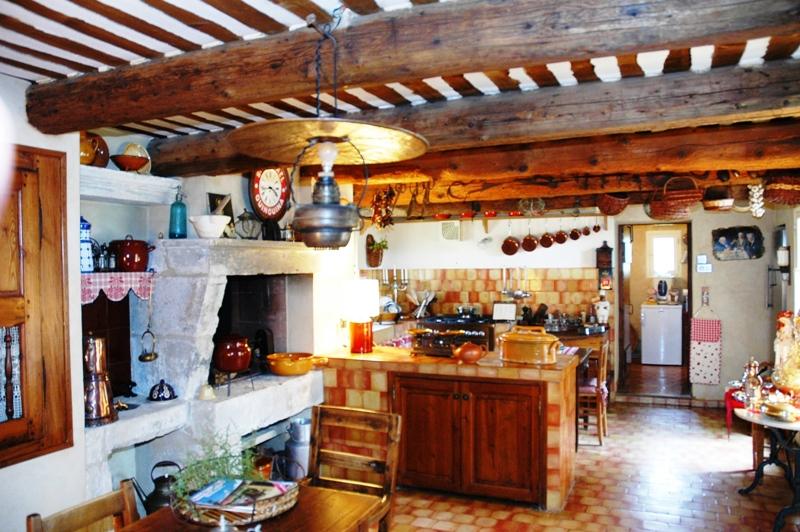 Mazet 19ème en sud Luberon avec piscine sur 21 000 m² dont vignes